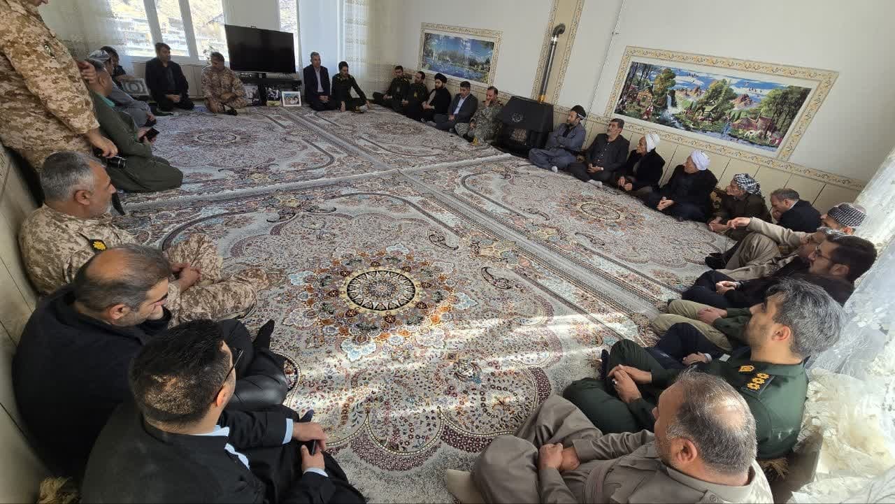 تجلیل از خانواده شهیدان علی نژاد در روستای آلواتان میرآباد تجلیل از خانواده شهیدان علی نژاد در روستای آلواتان میرآباد