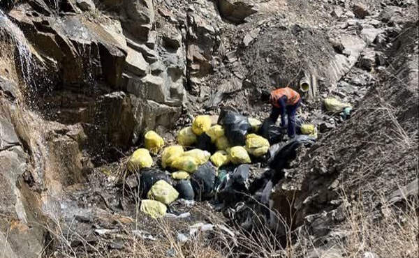 رهاسازی ۲ تن زباله عفونی در قلعه‌دختر لاریجان