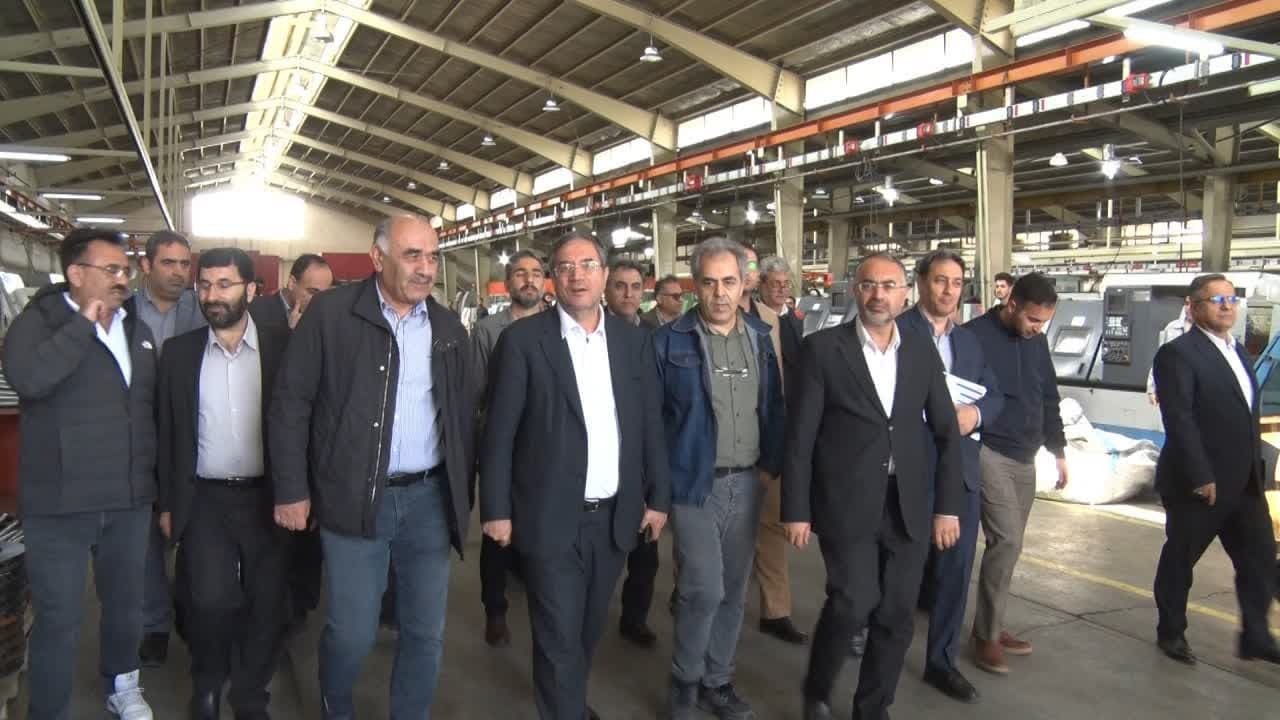 بازدید استاندار آذربایجان غربی از یکی از هلدینگ‌های تولید تریلر در ارومیه