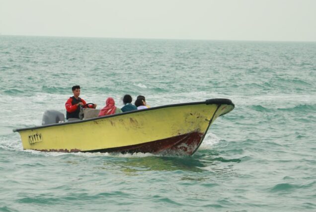 نجات ۱۶ سرنشین یک قایق حادثه‌دیده در کنگان