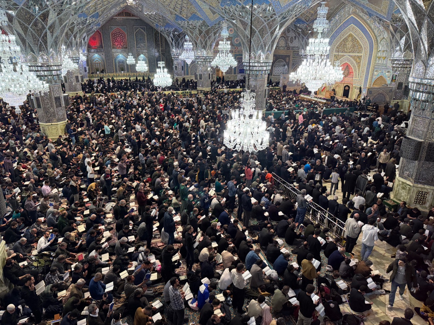 شب زنده داری زائران حرم رضوی در سومین شب قدر شب زنده داری زائران حرم رضوی در سومین شب قدر