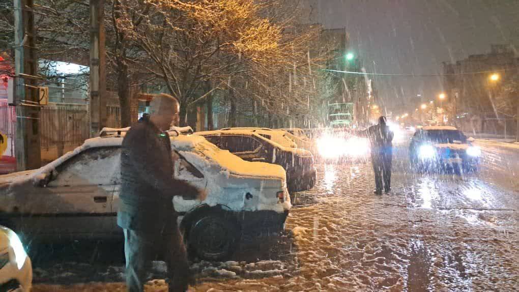 اسکان اضطراری بیش از ۳۰۰ مسافر در برف مانده در نیشابور