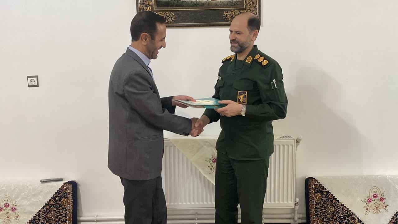 تجلیل از رزمنده دوران دفاع مقدس و خبرنگار خبرگزاری صدا و سیما در تکاب