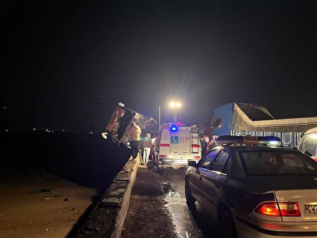 ترخیص  ۱۰ مصدوم حادثه واژگونی اتوبوس از بیمارستان گرمسار