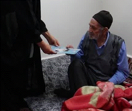 تجلیل از پدر شهید اسماعیل پسیان در چایپاره تجلیل از پدر شهید اسماعیل پسیان در چایپاره