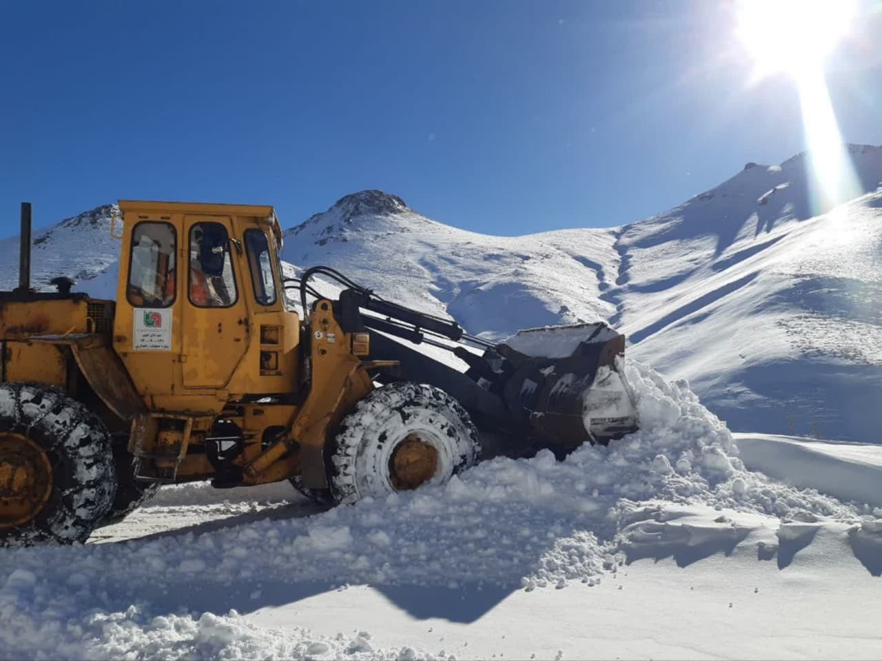 تلاش راهداران برای بازگشایی راه ۲۱ روستا در شاهین دژ تلاش راهداران برای بازگشایی راه ۲۱ روستا در شاهین دژ