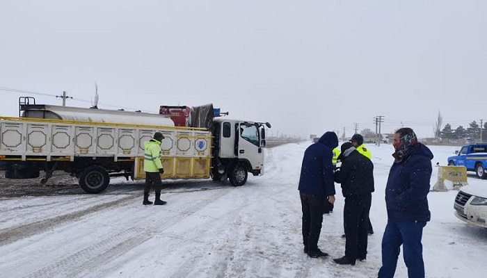 پلیس راه زنجان تردد خودروهای بدون تجهیزات زمستانی در جادهها را متوقف میکند پلیس راه زنجان تردد خودروهای بدون تجهیزات زمستانی در جادهها را متوقف میکند