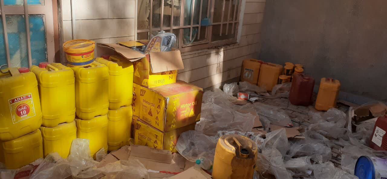کشف انبار روغن موتور در یک منزل مسکونی در بیرجند کشف انبار روغن موتور در یک منزل مسکونی در بیرجند