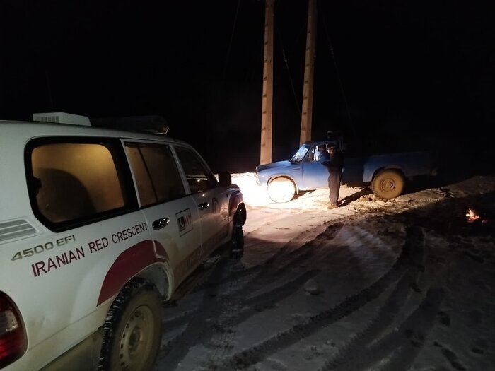 امدادگران هلال احمر دزفول ناجی ۱۰ گردشگر گرفتار در برف و کولاک امدادگران هلال احمر دزفول ناجی ۱۰ گردشگر گرفتار در برف و کولاک