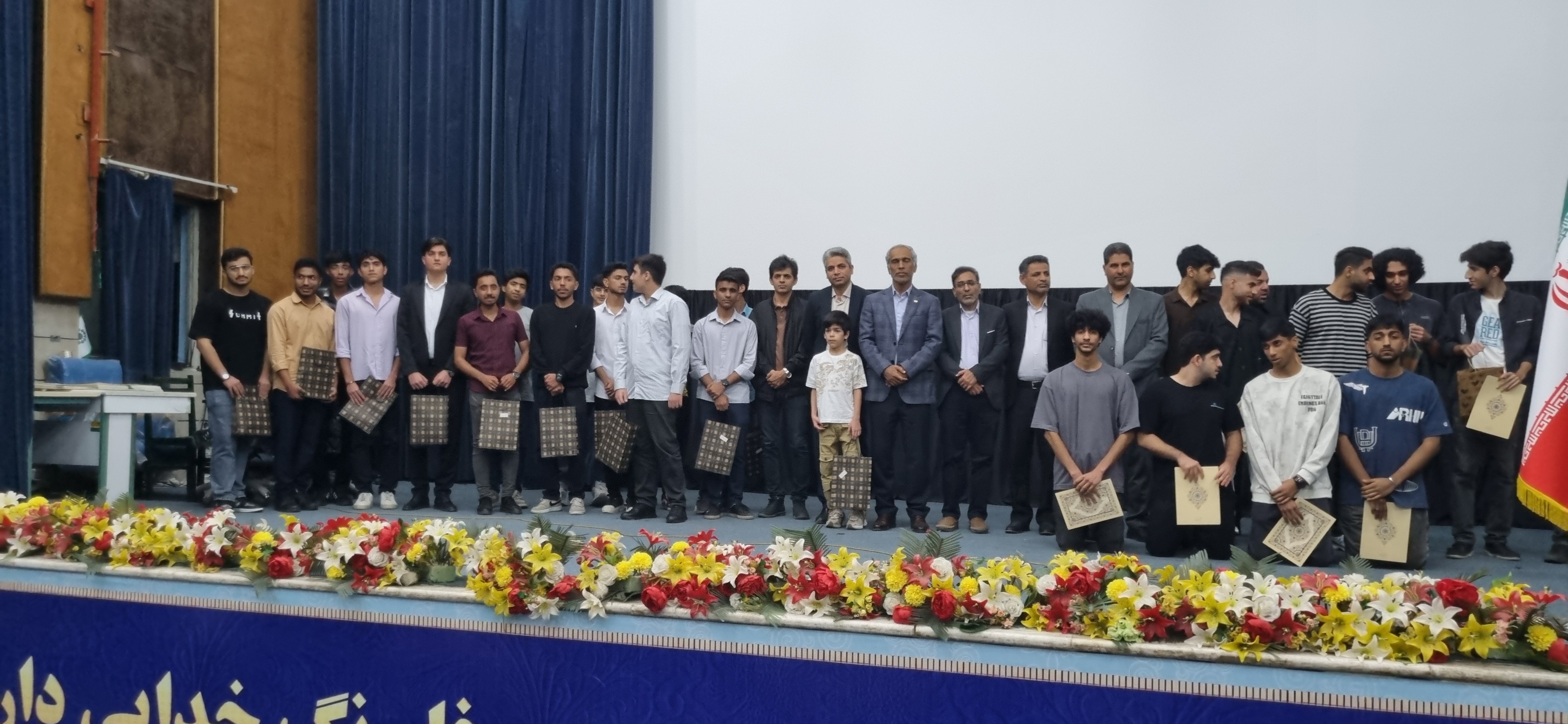 تجلیل از افتخارآفرینان دبیرستان نمونه امام خامنه‌ای بندرعباس