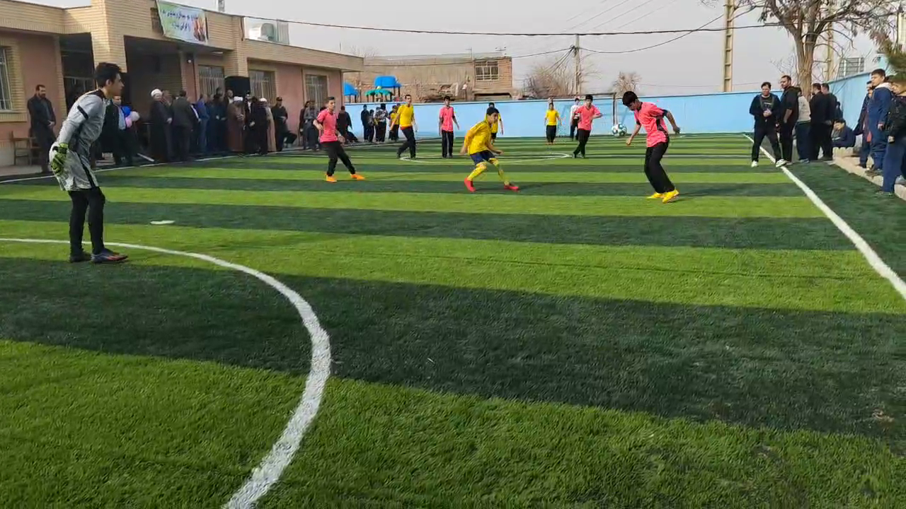 افتتاح زمین چمن مصنوعی در مدرسه روستای پستکان شهرستان جعفرآباد قم