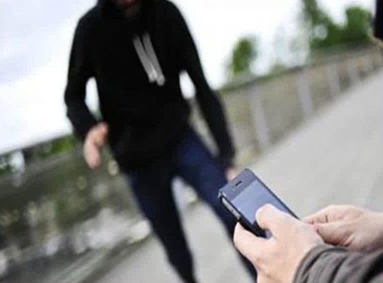 دستگیری سارق گوشی همراه در پلدختر دستگیری سارق گوشی همراه در پلدختر