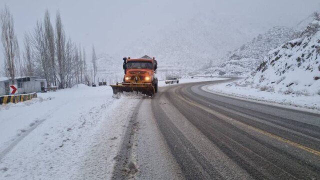 انجام ۵۰۰ کیلومتر عملیات برفروبی در جادههای جنوب استان کرمان انجام ۵۰۰ کیلومتر عملیات برفروبی در جادههای جنوب استان کرمان