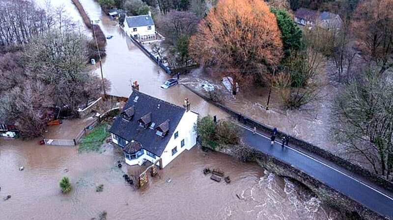 طوفان چاندرا بخشیهایی از ایرلند و انگلیس را فلج کرد طوفان چاندرا بخشیهایی از ایرلند و انگلیس را فلج کرد