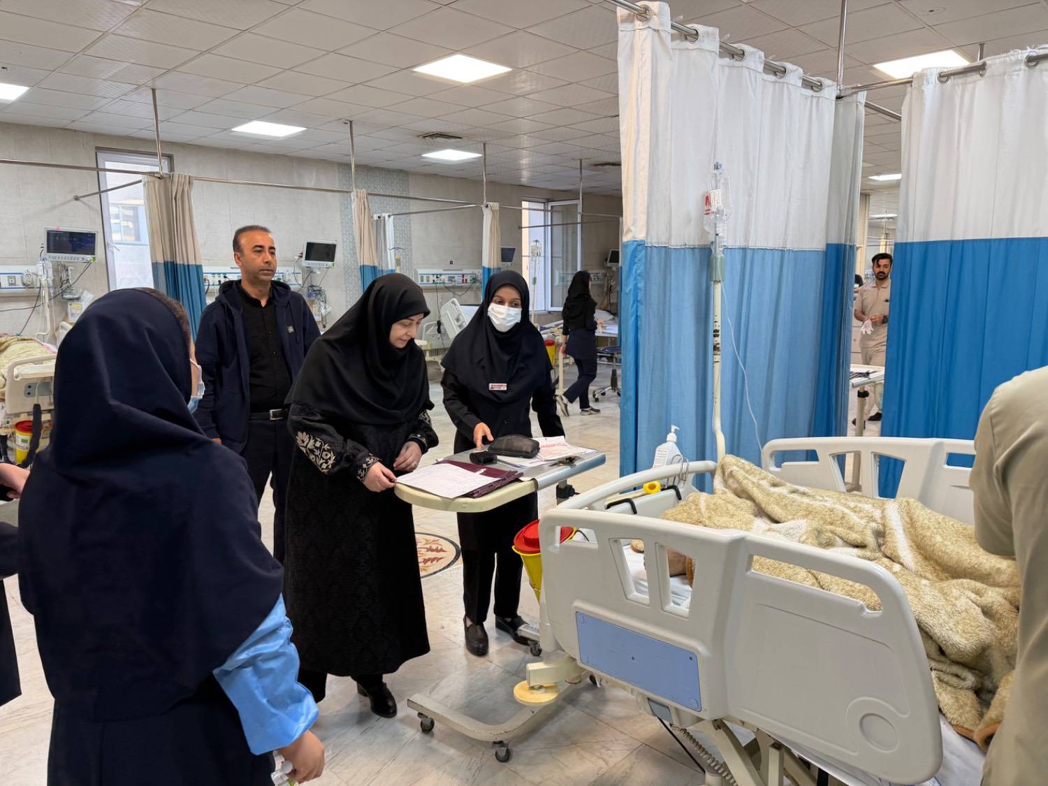 عیادت رئیس سازمان حفاظت محیط زیست از مجروحان حملات اخیر در بیمارستان فیروزگر تهران