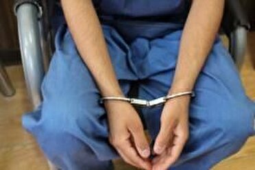 دستبند ماموران پلیس آگاهی گیلان بر دستان مامور قلابی در رشت