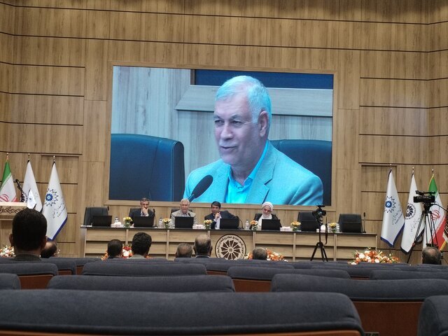 برخی مدیران، سرمایهگذاران را مرفهان بیدرد میدانند برخی مدیران، سرمایهگذاران را مرفهان بیدرد میدانند