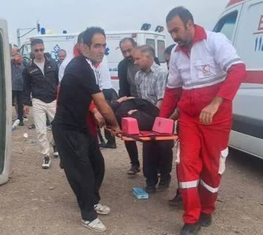 تصادف مینی بوس با وانت مزدا در جاده زنجان قزوین با ۱۵ مصدوم