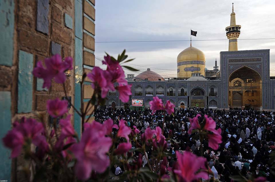 زائران حرم مطهر رضوی میلاد هشتمین شمس ولایت را جشن گرفتند زائران حرم مطهر رضوی میلاد هشتمین شمس ولایت را جشن گرفتند