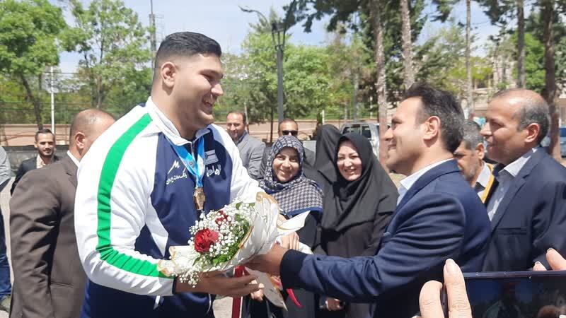 قوی ترین وزنه بردار جوان جهان: مدال خود را به حرم امام رضا تقدیم میکنم قوی ترین وزنه بردار جوان جهان: مدال خود را به حرم امام رضا تقدیم میکنم