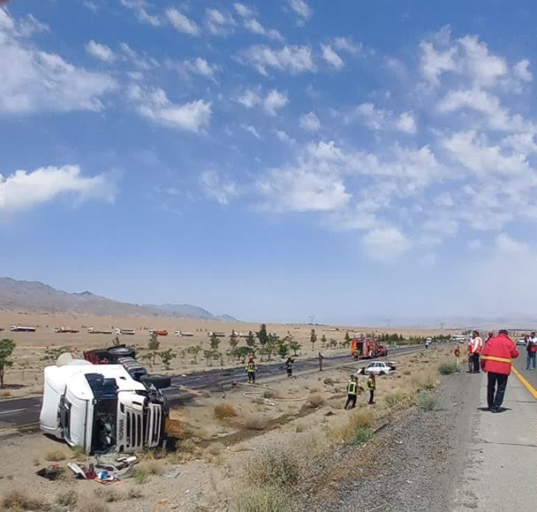 تردد کند در محور مواصلاتی زاهدان – بیرجند در پی واژگونی تریلی سوخت تردد کند در محور مواصلاتی زاهدان – بیرجند در پی واژگونی تریلی سوخت