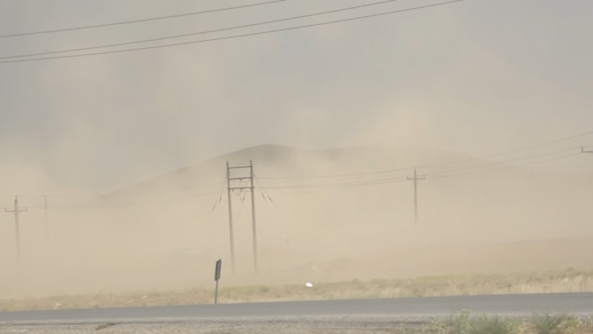 وزش باد و گرد و غبار در بویین میاندشت