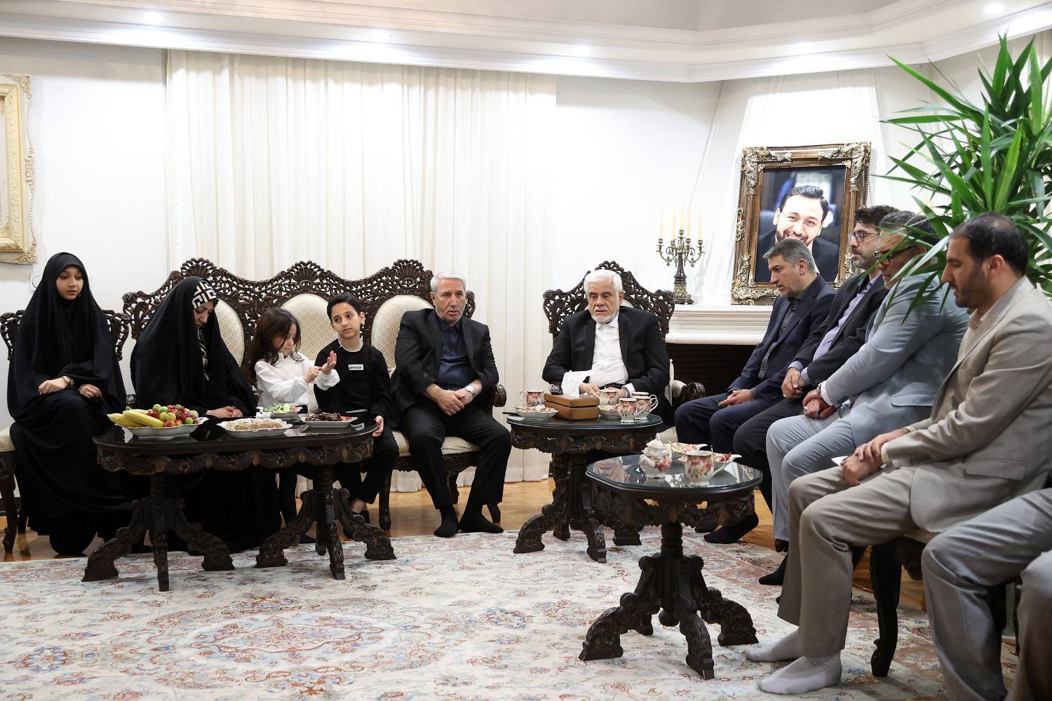 دیدار معاون اول رئیسجمهور با خانوادههای آیتالله رئیسی و مالک رحمتی دیدار معاون اول رئیسجمهور با خانوادههای آیتالله رئیسی و مالک رحمتی