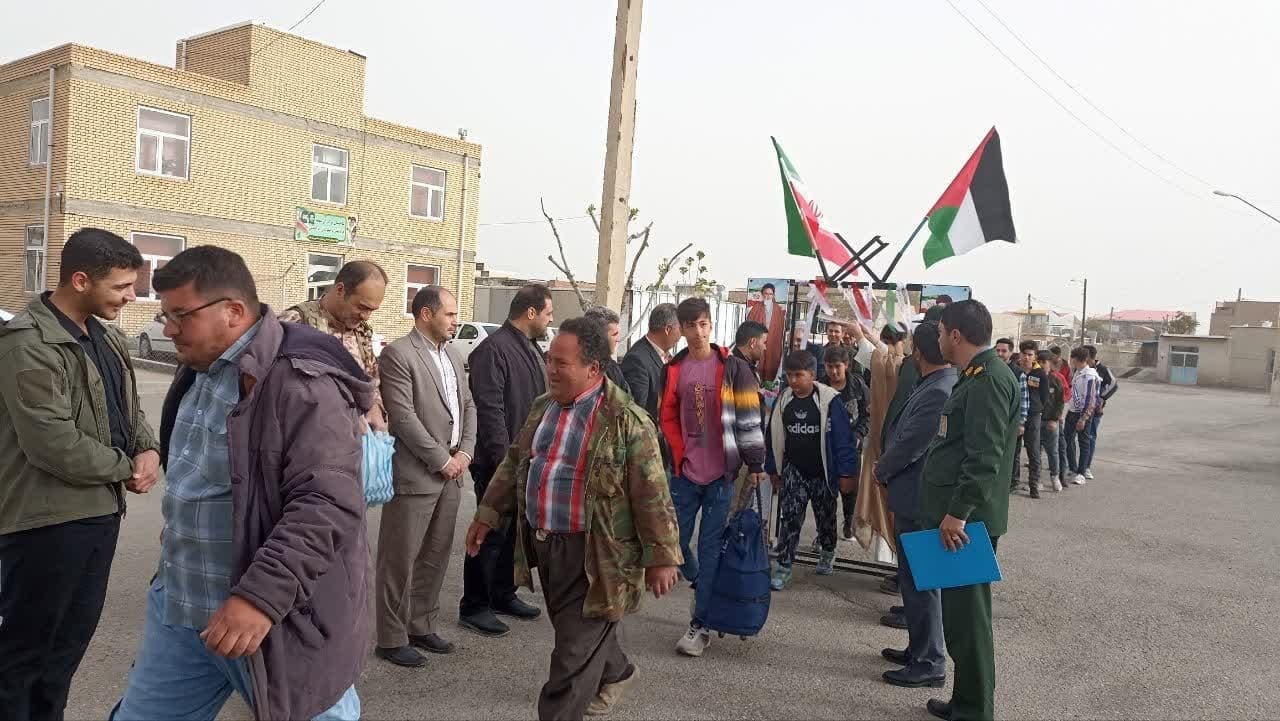 اعزام نخستین کاروان راهیان نور نقده به مناطق عملیاتی غرب کشور