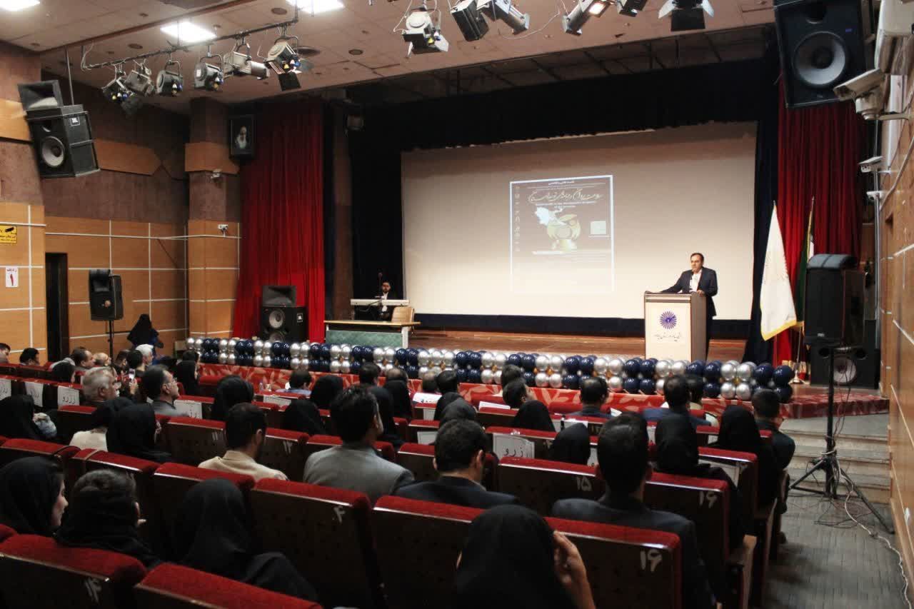 دانشگاهیان باید در راس هرم تصمیم‌گیری قرار گیرند