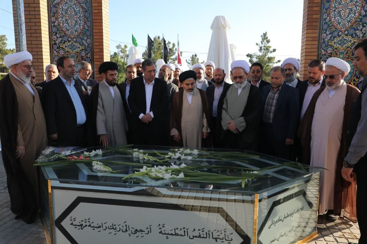 حضور آیت الله اعرافی در مزار مجاهد نستوه آذربایجان