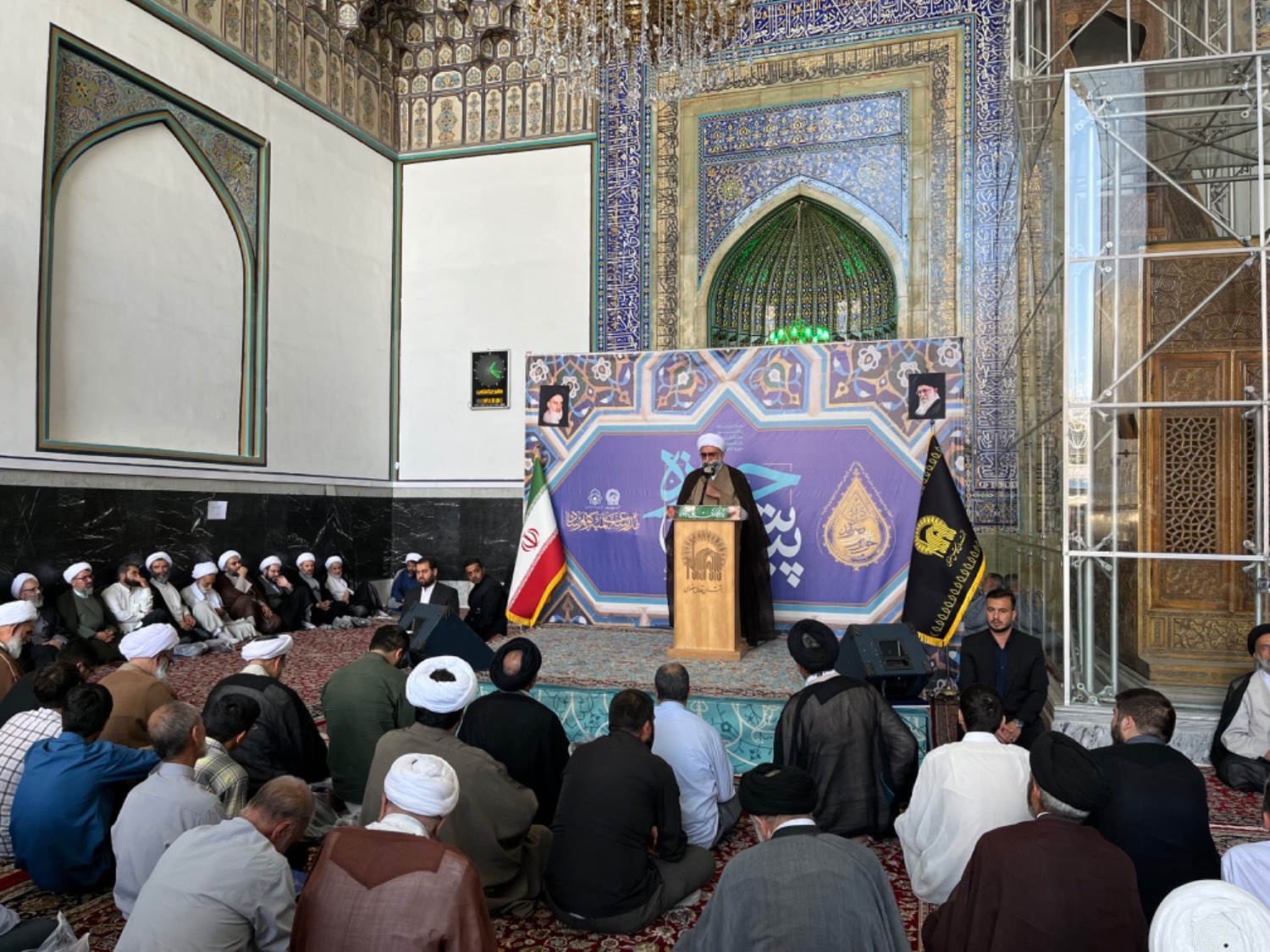 برگزاری همایش حوزه پیشرو در حرم مطهر رضوی