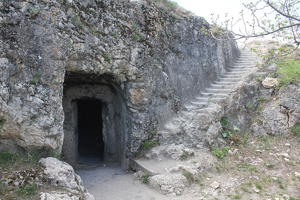 محوطه تاریخی گوردخمه اورارتویی بام فرهاد ماکو پاک‌سازی شد