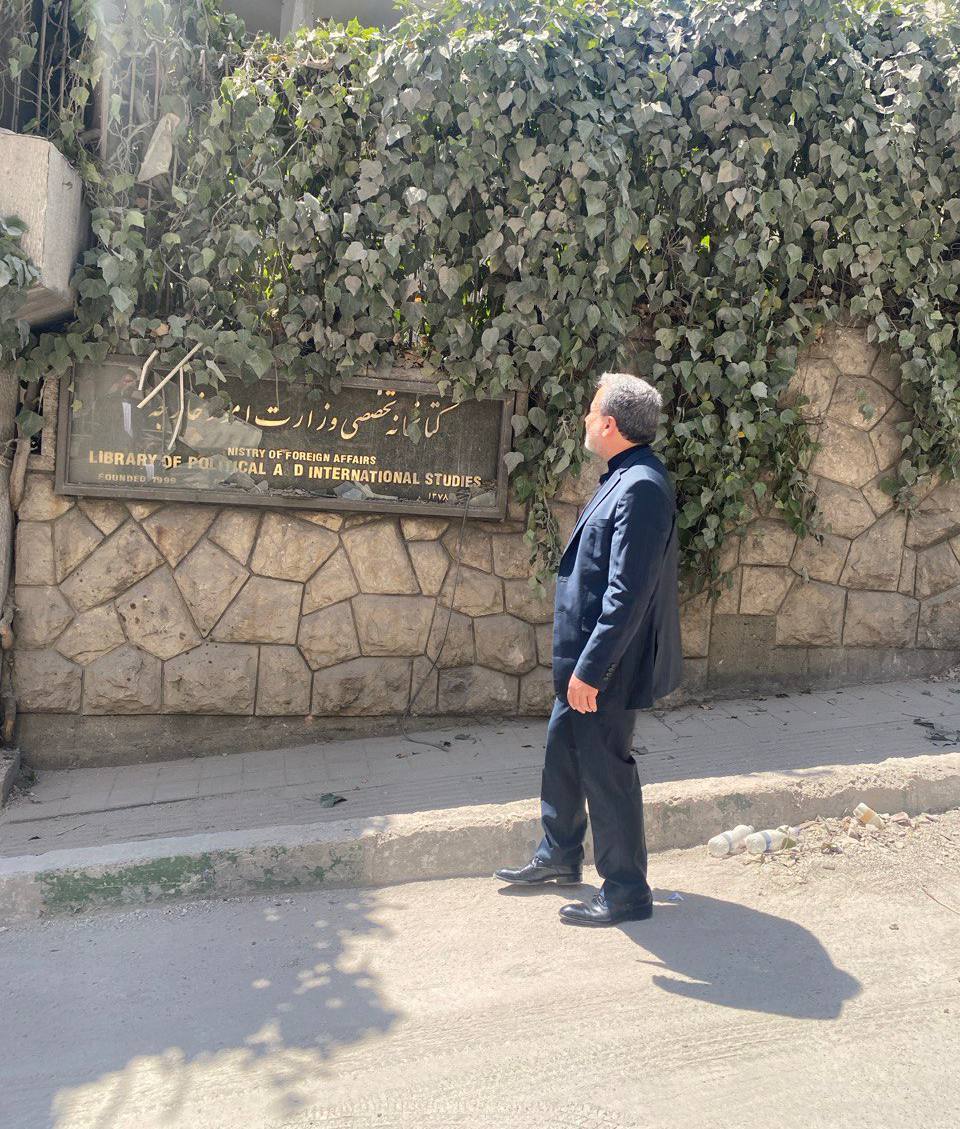 بازدید عراقچی از محل حمله تروریستی به ساختمان کتابخانه وزارت خارجه بازدید عراقچی از محل حمله تروریستی به ساختمان کتابخانه وزارت خارجه