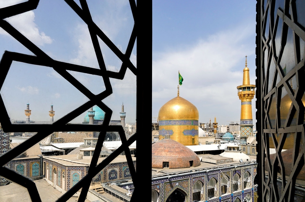 استقبال زائران امام‌رضا(ع) از ایستگاه باب‌الجواد(ع) مترو مشهد