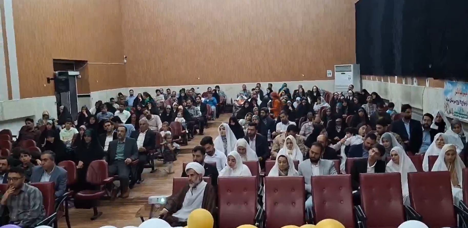 جشن ازدواج ۲۵ زوج در میانه جشن ازدواج ۲۵ زوج در میانه