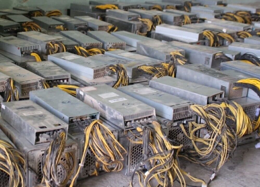 کشف ۶ دستگاه ماینر در کارگاهی در شاهین شهر