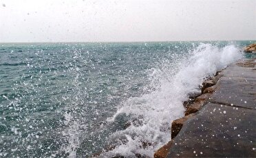 وزش باد و امواج یک متری دریا در آب‌های خلیج فارس