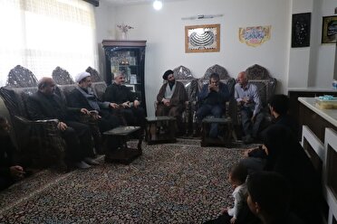 دیدارامام جمعه کرمان و استاندار با خانواده شهیدان