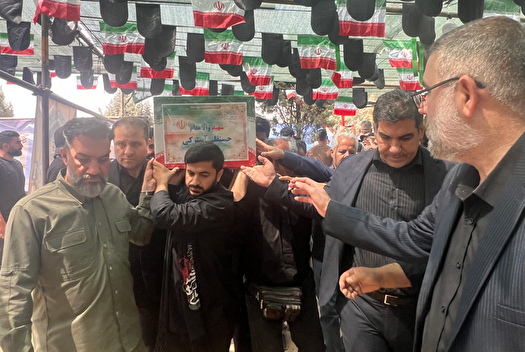 حسینی: کنار شهدا آمدیم تا بگوییم ملت ایران اتحاد دارند