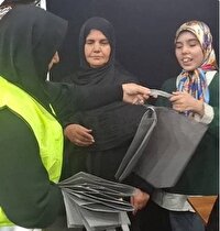 کاهش مصرف پلاستیک در ماه محرم با توزیع کیسه‌های پارچه‌ای