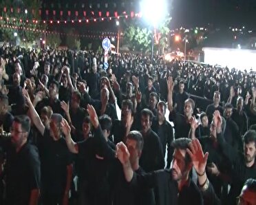 واکنش عزاداران حسینی به حضور مقام معظم رهبری در مراسم عزداری شب عاشورای حسینی