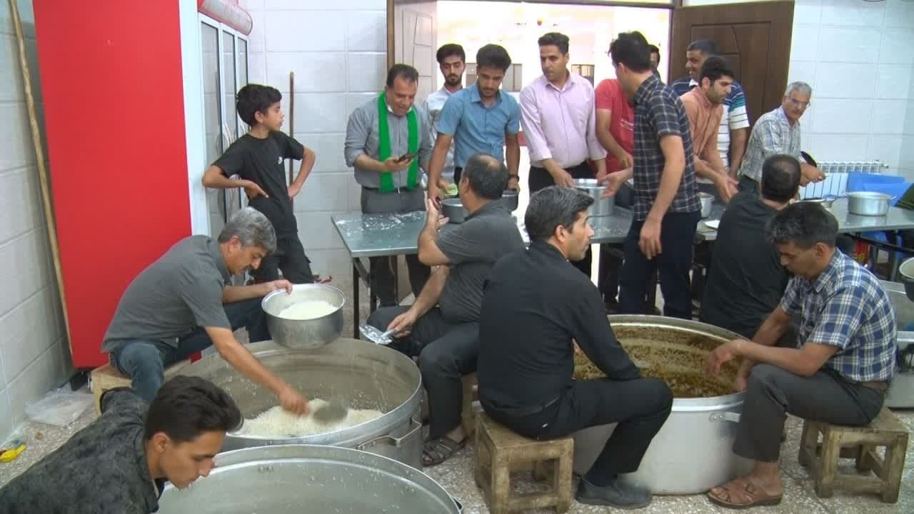 در سیزدهم محرم، بیش از 12 هزار پرس غذا بین عزاداران امام حسین در بیده توزیع شد