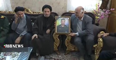 دیدار نماینده ولی فقیه در لرستان با هشت خانواده شهید مدافع وطن در بروجرد