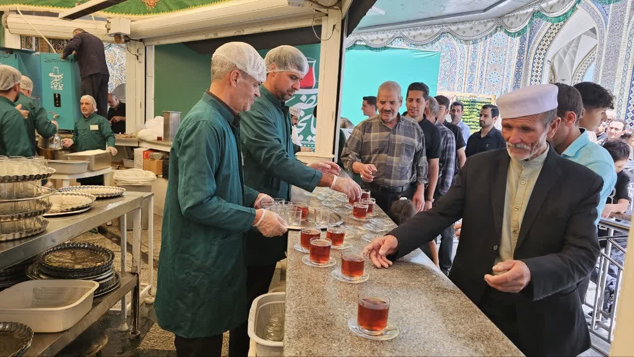خادمیاران دهستان کذاب، در چایخانه امام رضا (ع) پذیرای زائران هستند