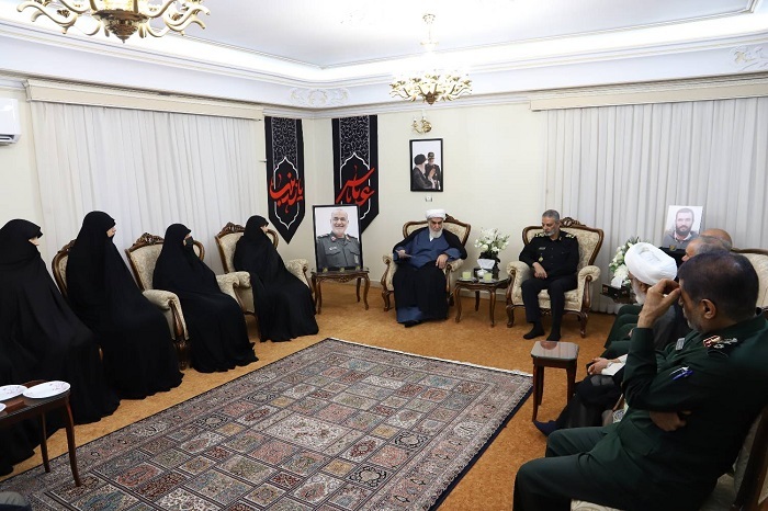 دیدار رئیس دفتر رهبری و رئیس ستادکل نیرو‌های مسلح با خانواده شهید سپهبد سلامی