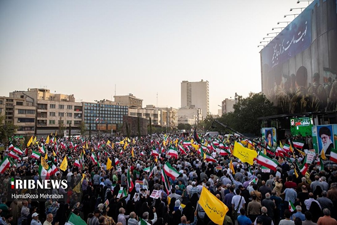 تجمع مردم تهران در میدان انقلاب اسلامی برای حمایت و تشکر از نیروهای مسلح