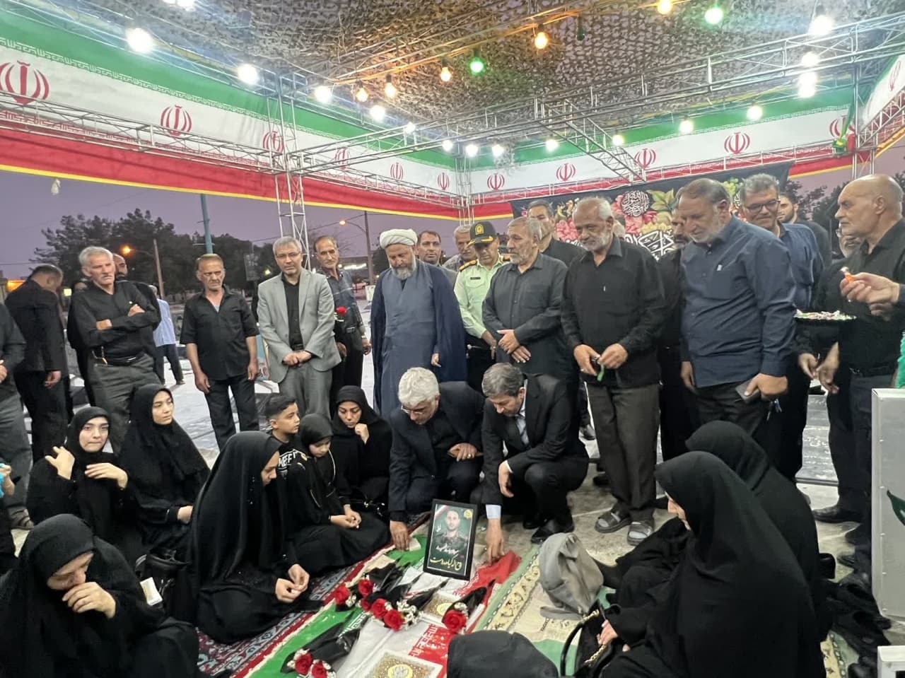 ادای احترام استاندار اصفهان به مقام شامخ شهید مدافع وطن در آران‌وبیدگل