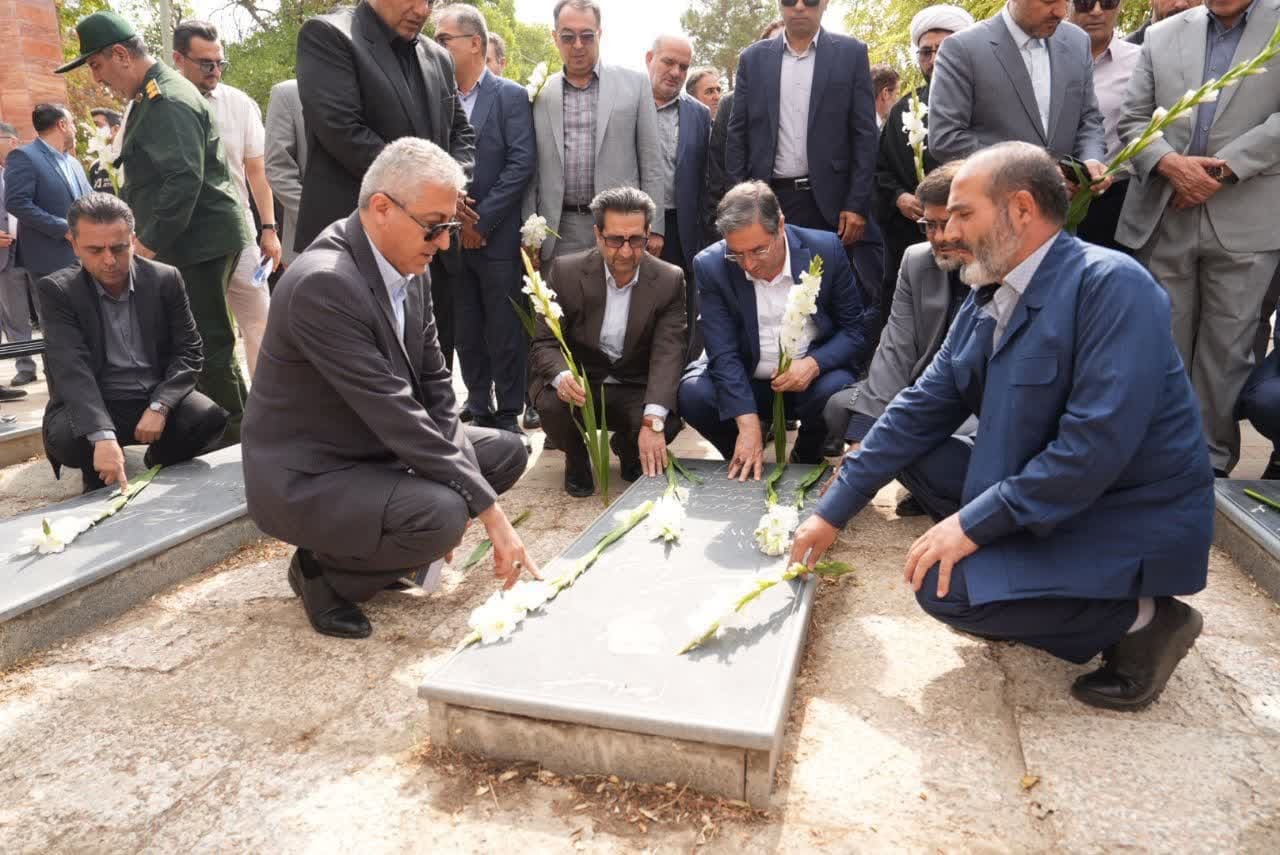 ادای احترام استاندار آذربایجان‌غربی به مقام شامخ شهدای شهرستان میاندوآب