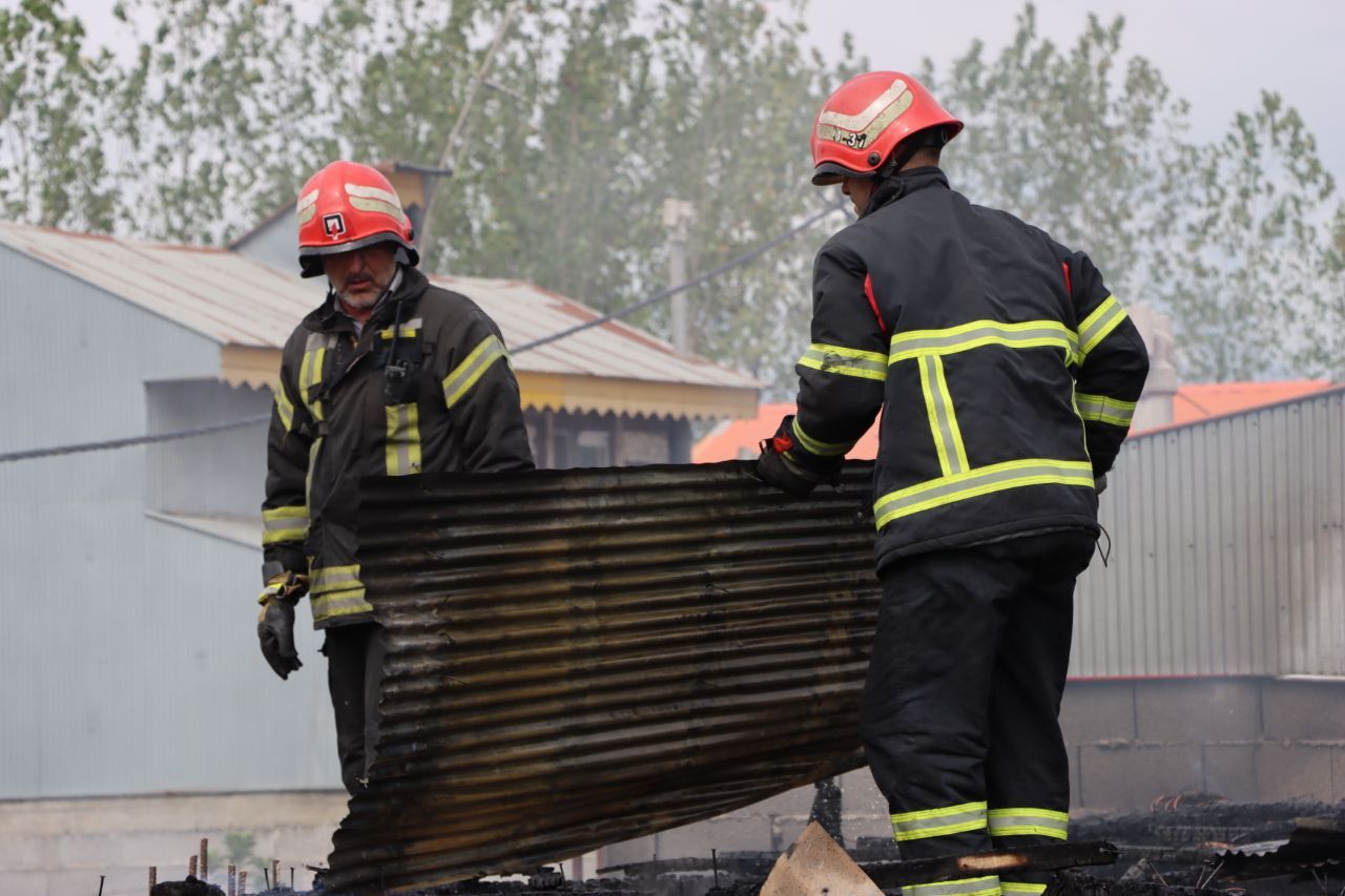 مهار آتش سوزی یک خانه ویلایی در آتشگاه رشت مهار آتش سوزی یک خانه ویلایی در آتشگاه رشت