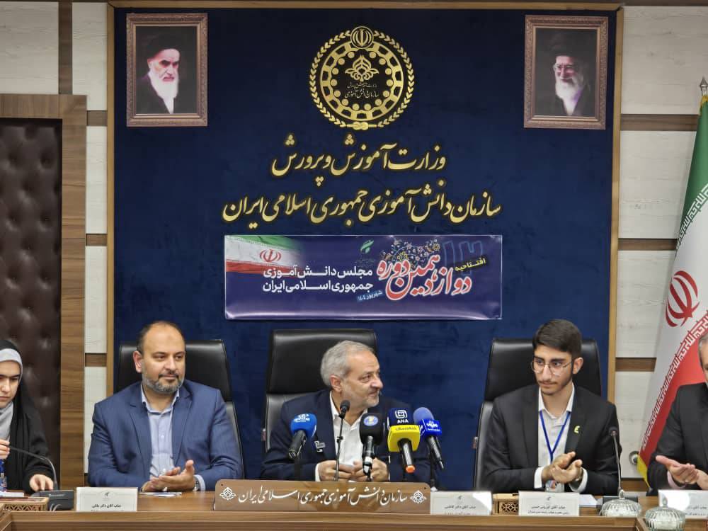 مهمترین اولویت مجلس دانش آموزی، تربیت دانش آموزان نخبه در تراز ملی است مهمترین اولویت مجلس دانش آموزی، تربیت دانش آموزان نخبه در تراز ملی است